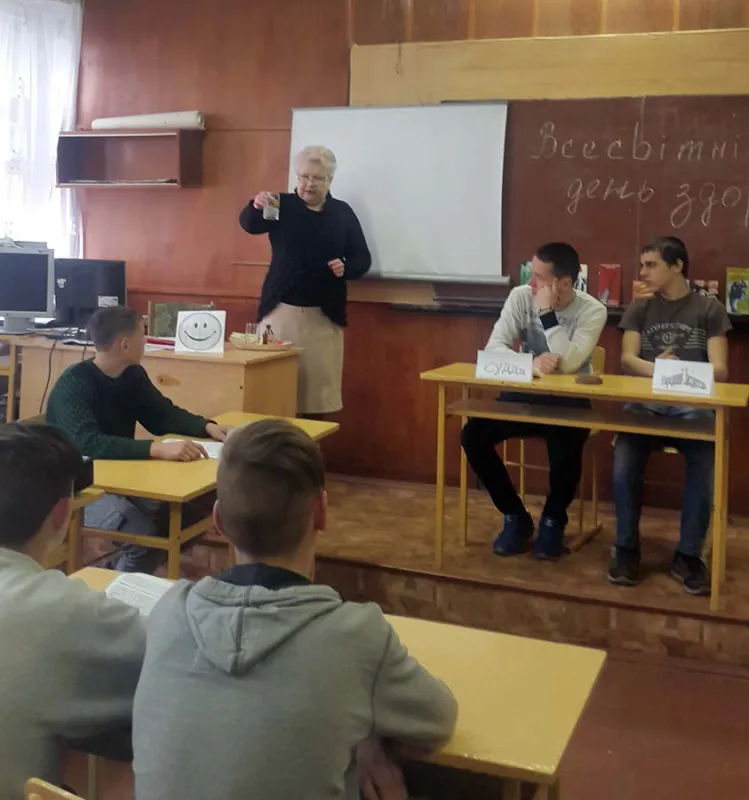 Класна година, як форма вільного спілкування. Рольова гра «Суд над алкоголем».