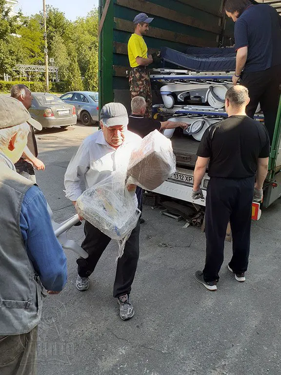 Допомагає увесь світ
