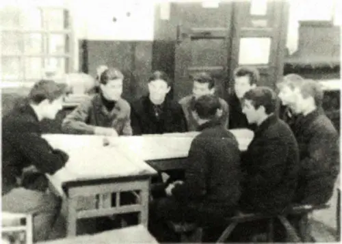 Профорг групи № 8 ТУМАН проводить нараду з активом групи 1950р.