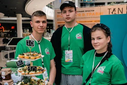 Відкрити зображення до новини: Молодь  ДЦПТО взяла участь у фінальному ярмарку молодіжного підприємництва JUNIOR EXPO 2025 у Києві